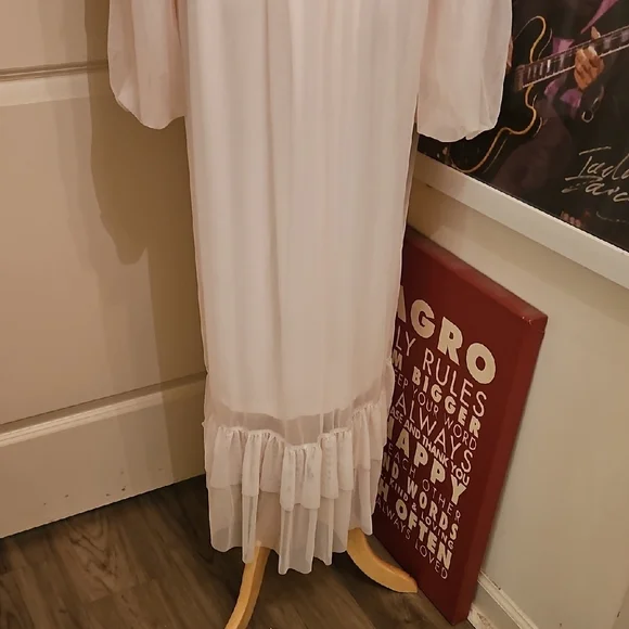 Elegant White Women's Nightgown/ Lounge Wear - Picture 8 of 10